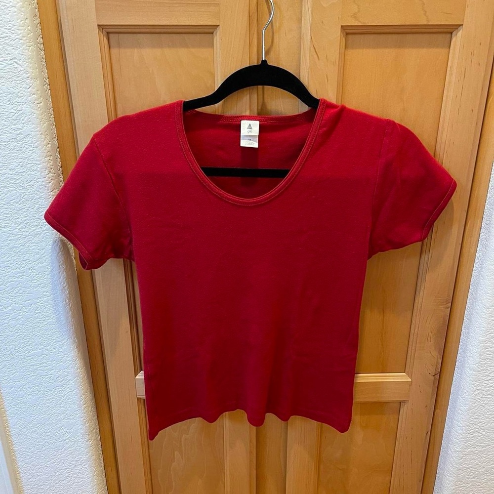 Women’s Red Short Sleeve T-shirt Top Size Medium (fits more Small)